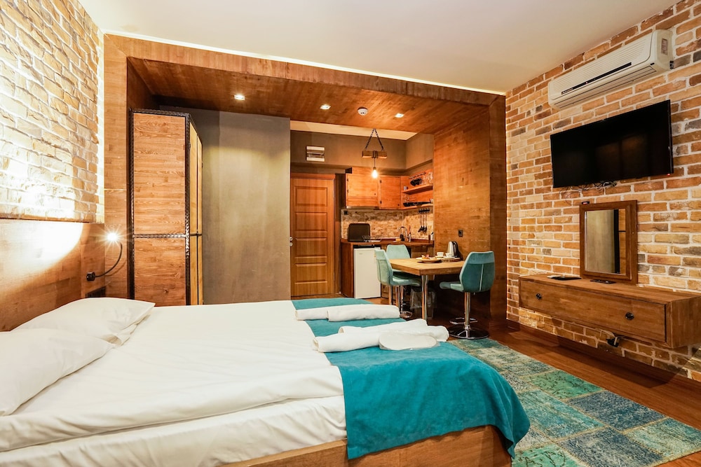 Cube Suites 22