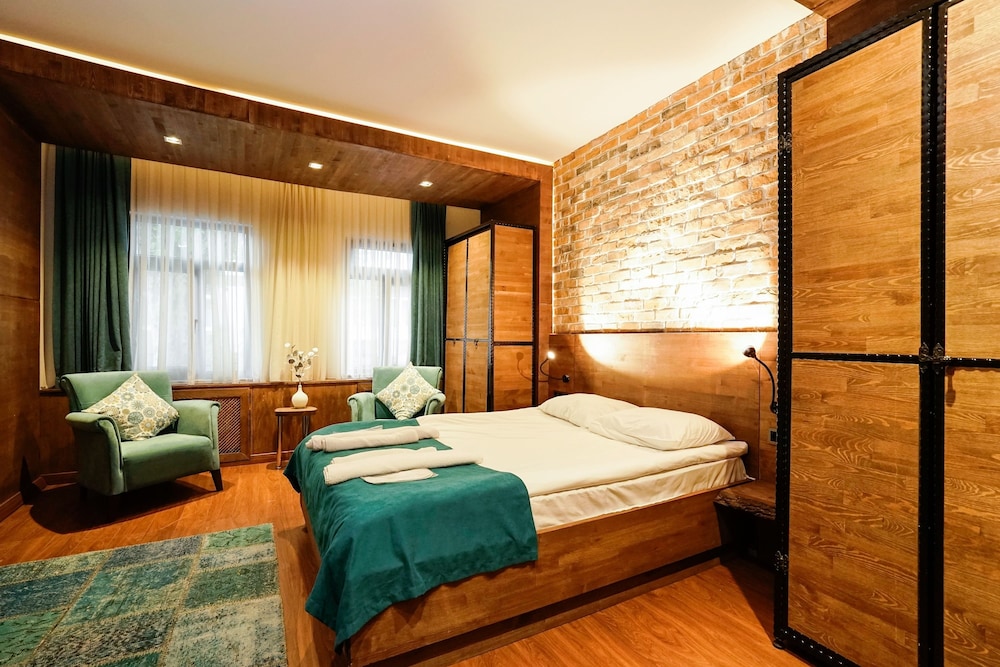 Cube Suites 21