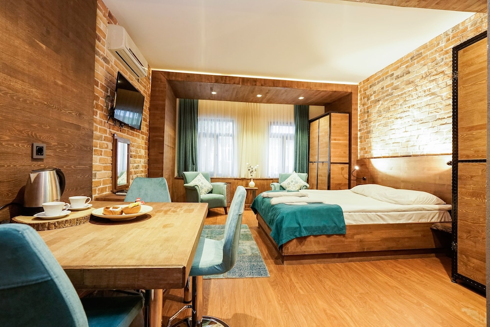 Cube Suites 1