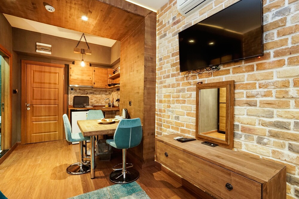 Cube Suites 24