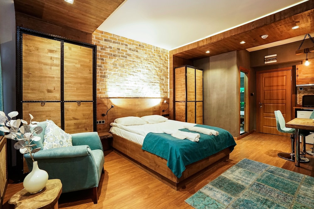 Cube Suites 23
