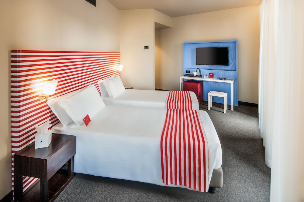Glam Hotel 13