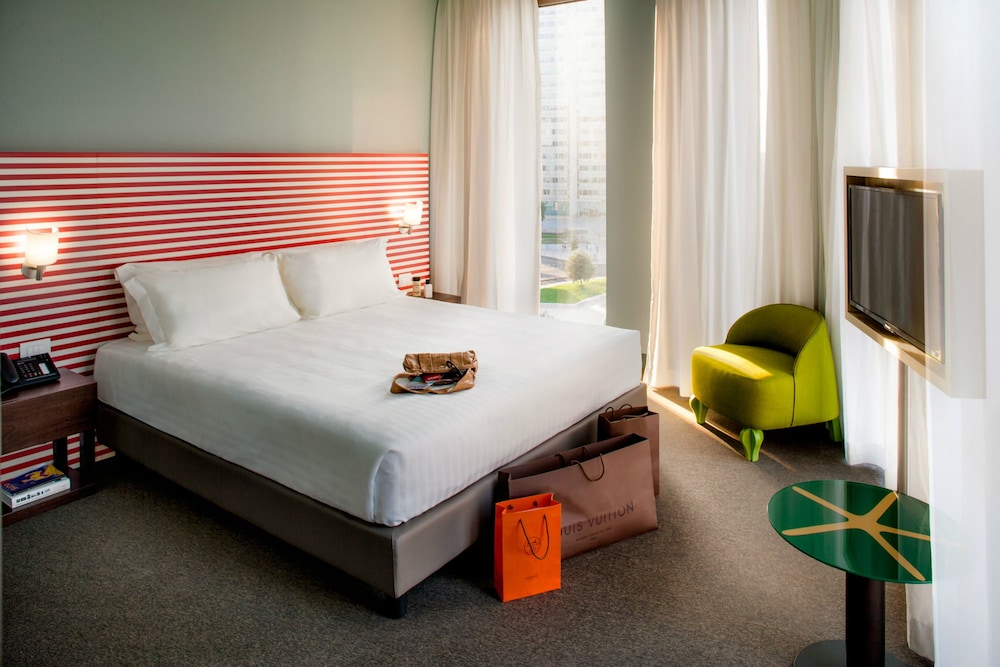 Glam Hotel 6