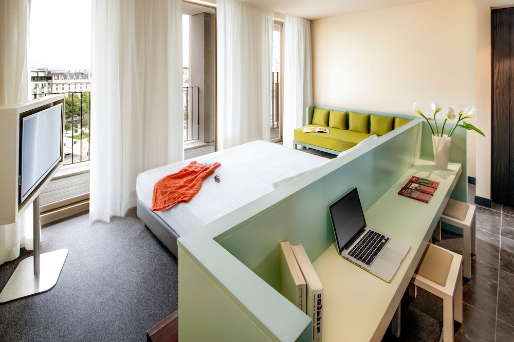 Glam Hotel 4