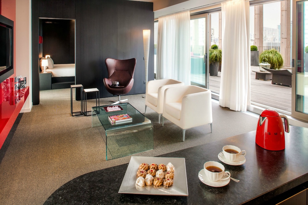 Glam Hotel 19