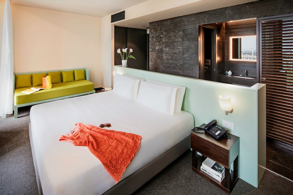 Glam Hotel 5