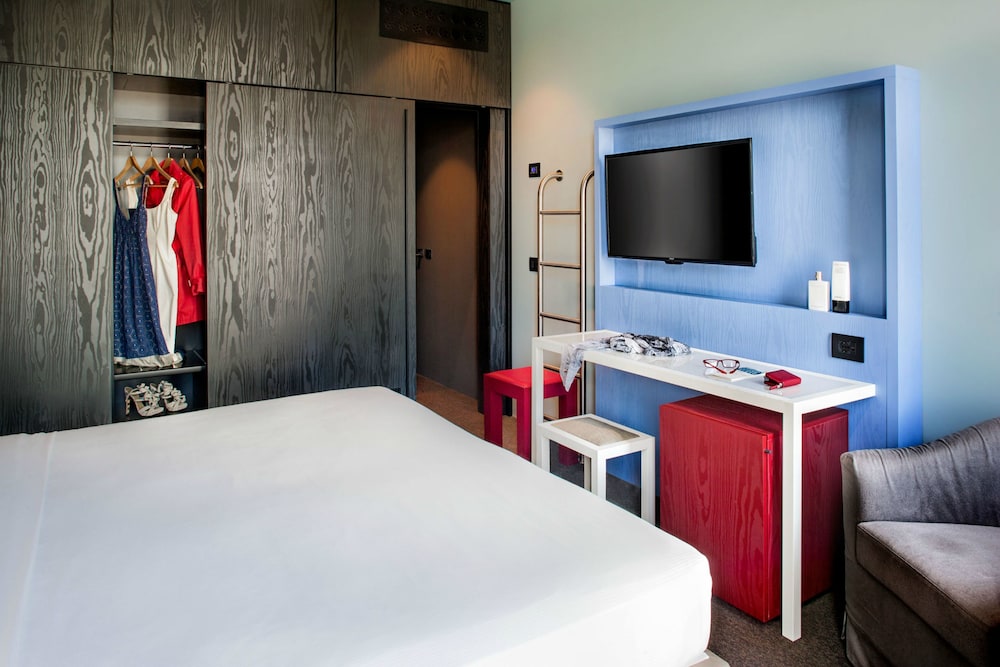 Glam Hotel 16