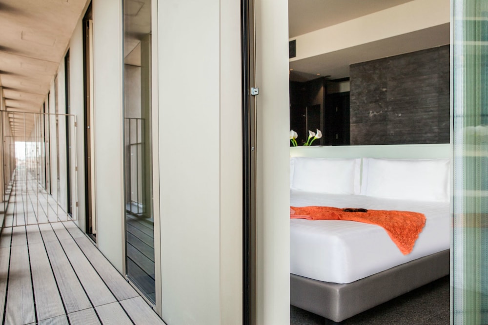 Glam Hotel 3