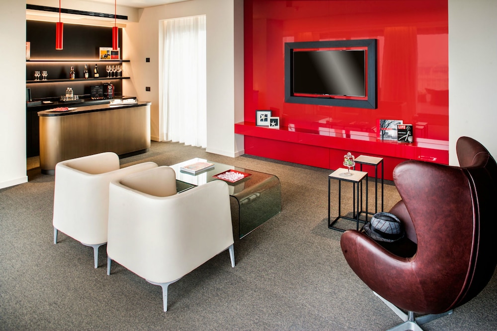 Glam Hotel 18