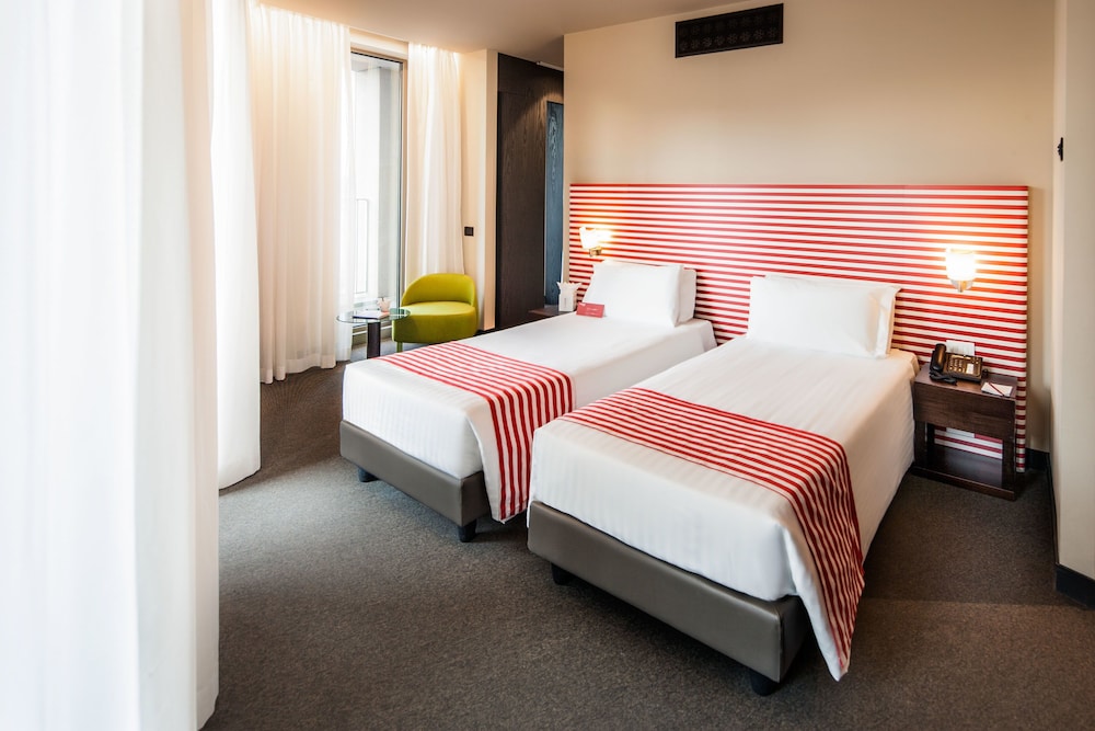 Glam Hotel 14