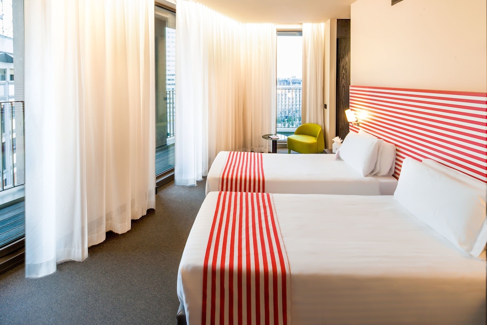 Glam Hotel 15