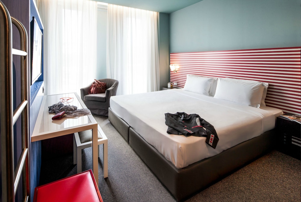 Glam Hotel 10