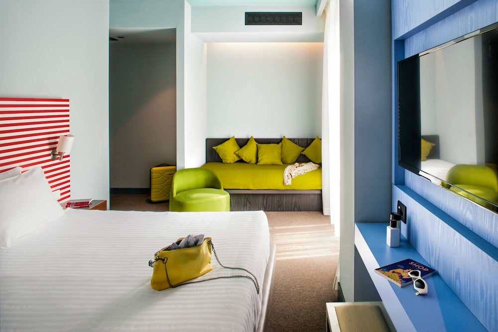 Glam Hotel 9