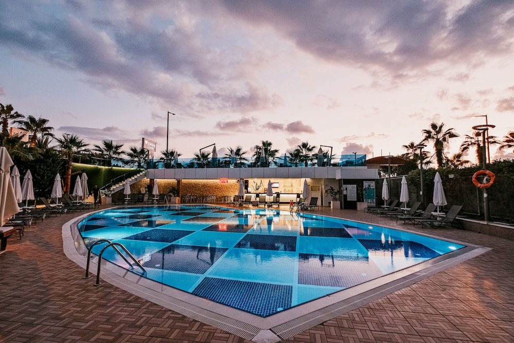 Sunprime C-Lounge Hotel 24