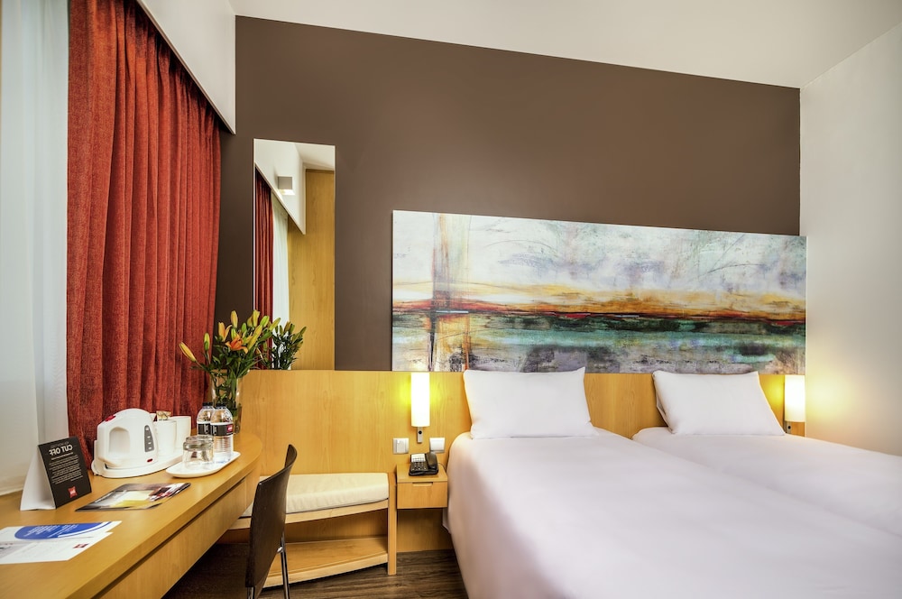 ibis One Central 8