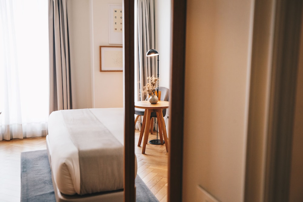 Dear Hotel 18