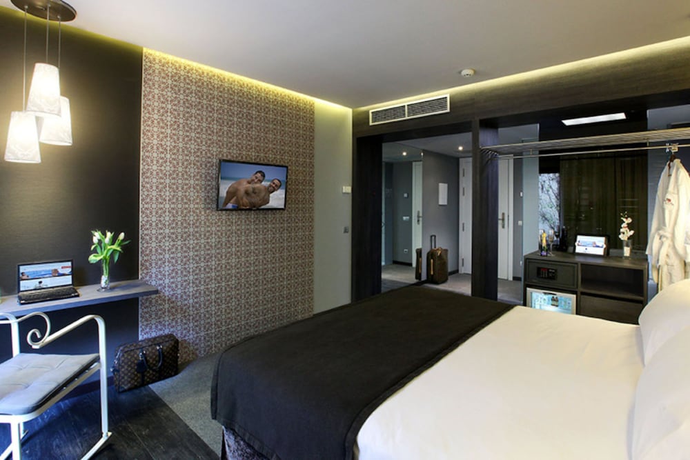 TWO Hotel Barcelona by Axel 17