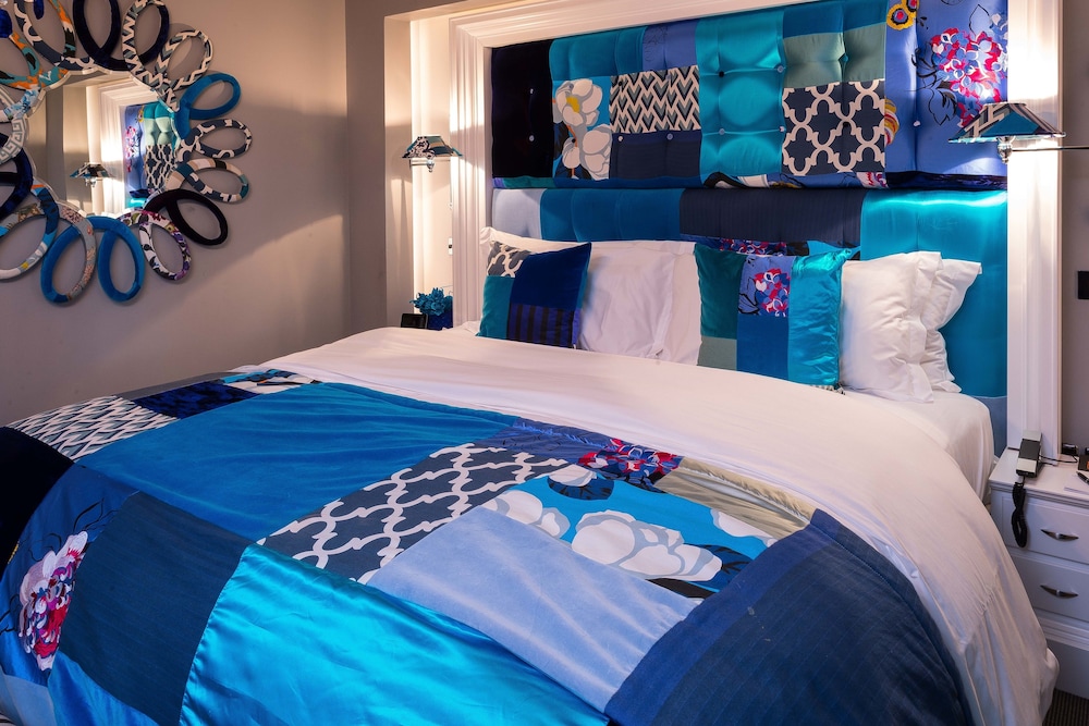 The Exhibitionist Hotel 22