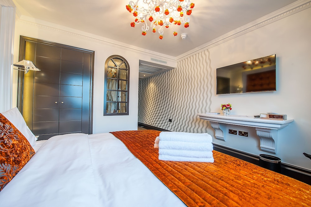 The Exhibitionist Hotel 15