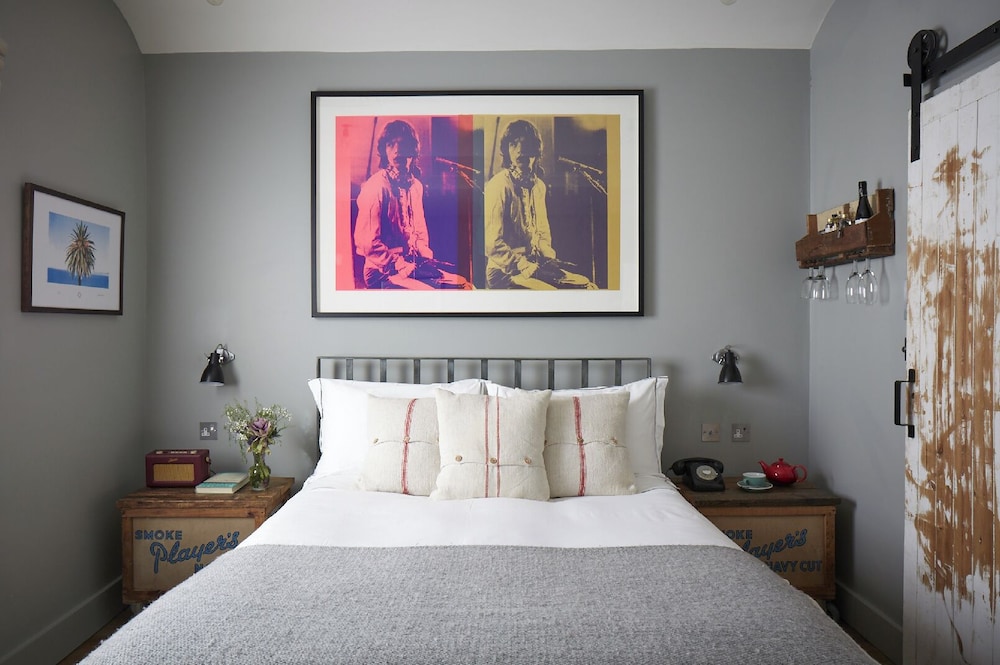 Artist Residence London 9