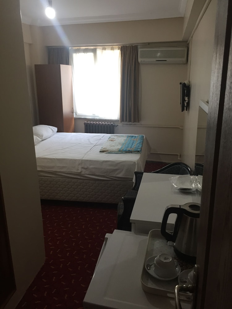 Istanbul Paris Hotel & Hostel 24