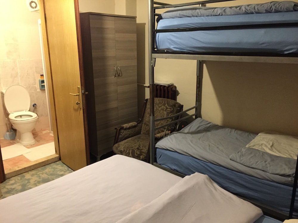 Istanbul Paris Hotel & Hostel 9