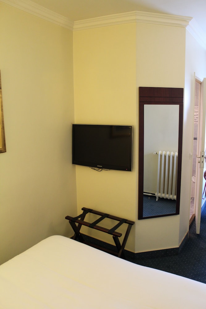 Hotel Saint Cyr Etoile 9