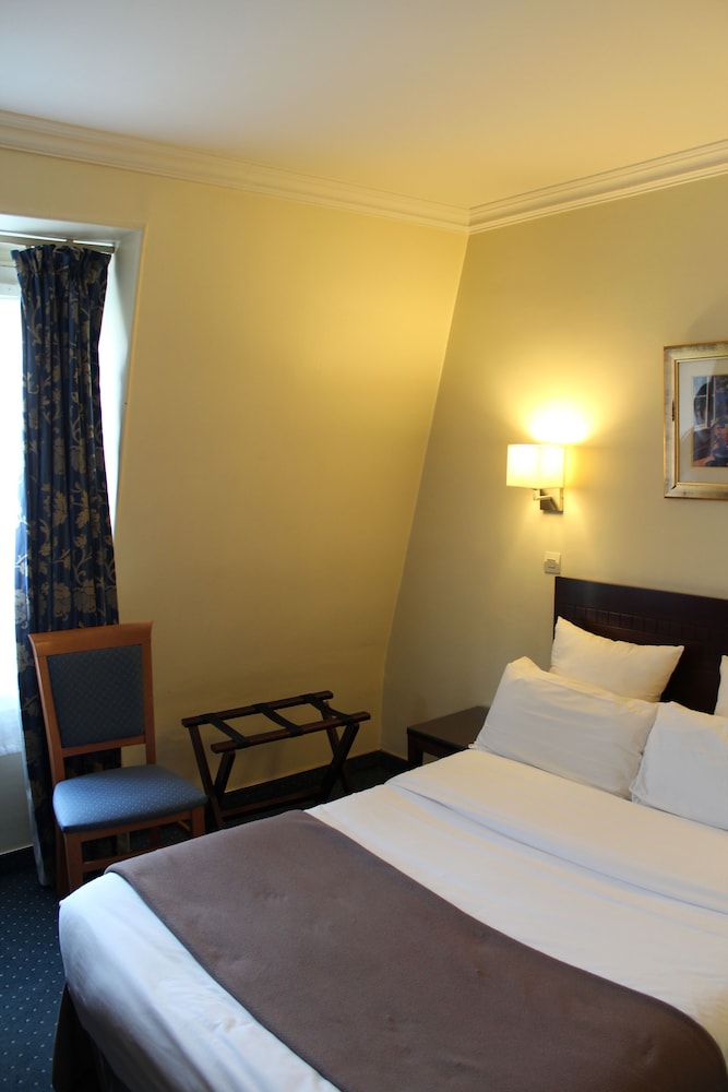Hotel Saint Cyr Etoile 13