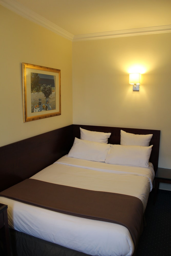 Hotel Saint Cyr Etoile 11