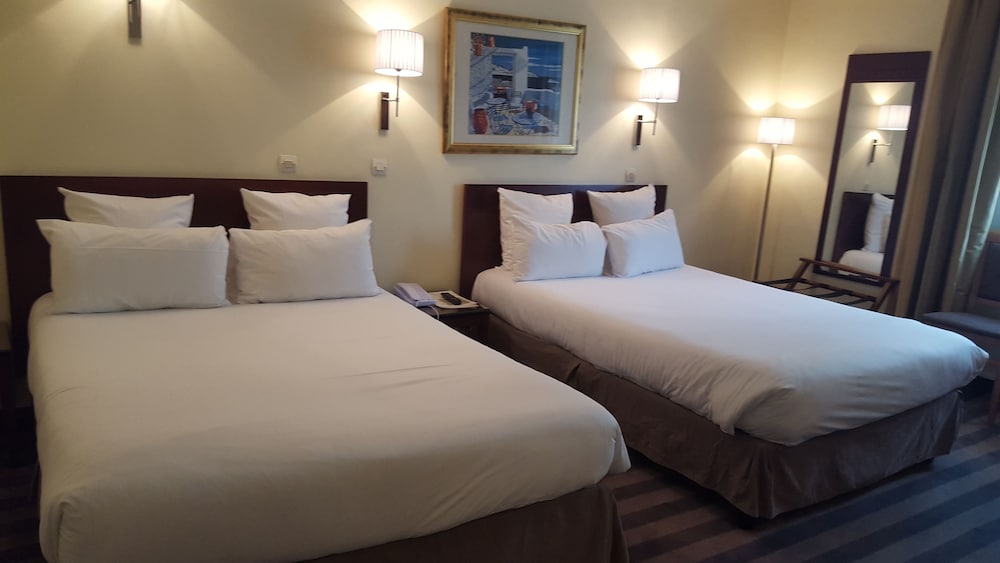 Hotel Saint Cyr Etoile 15