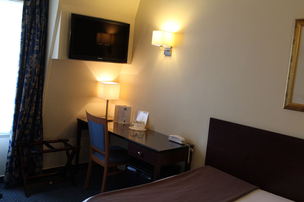 Hotel Saint Cyr Etoile 10