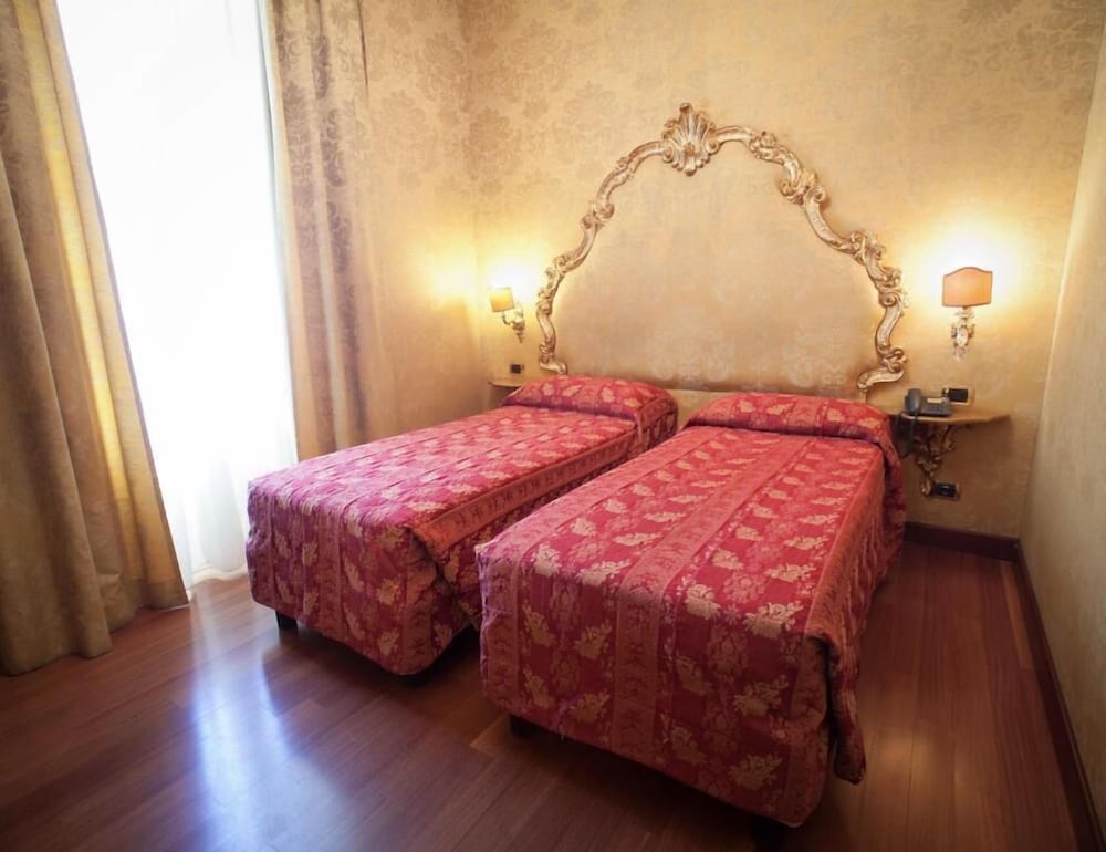 Hotel Des Epoques 17