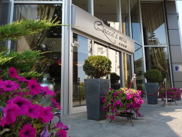 Queen's Hotel 17