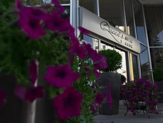 Queen's Hotel 21