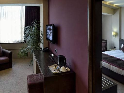 Queen's Hotel 23