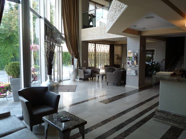 Queen's Hotel 4