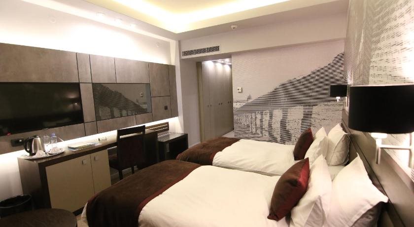 Queen's Hotel 5