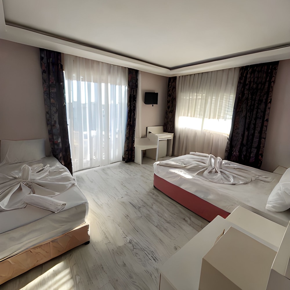 Beachway Hotel 11