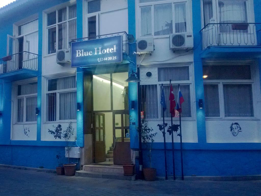 Blue Hotel 22