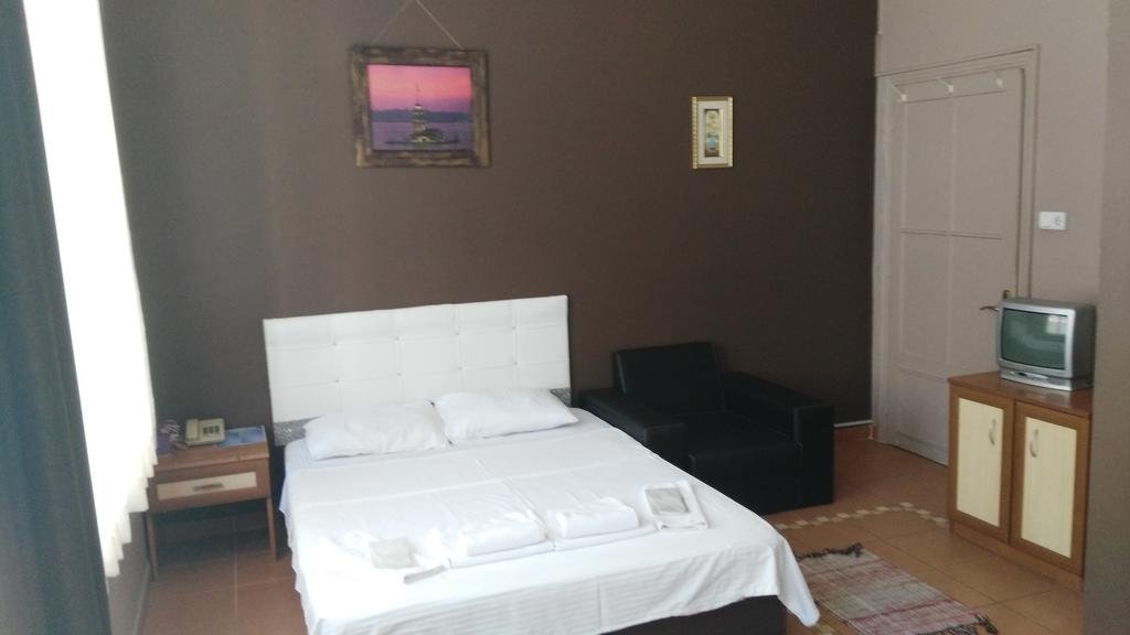 Blue Hotel 8