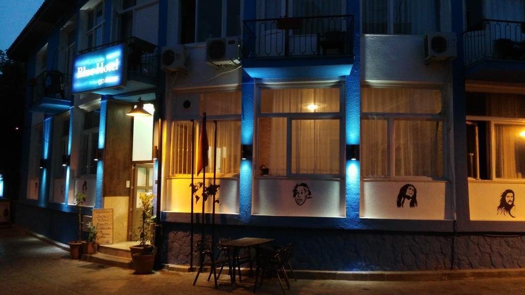 Blue Hotel 9