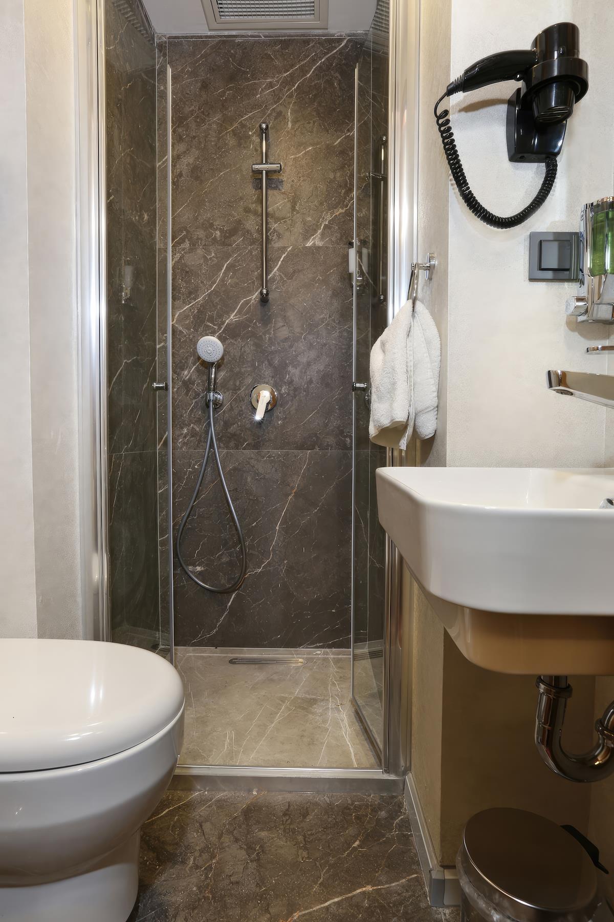 Discovery Hotel 8