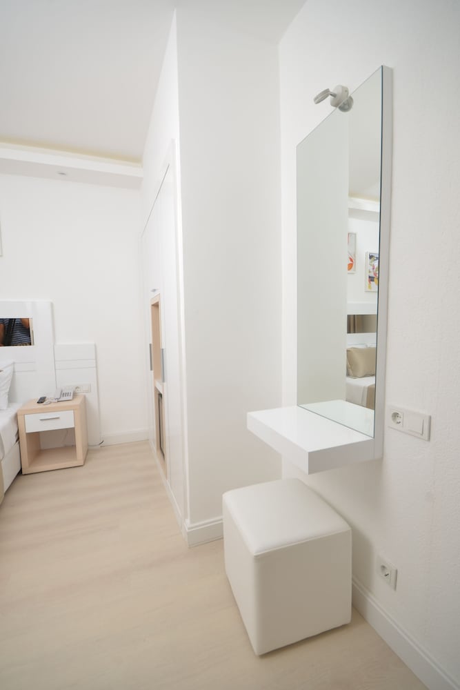 Doc's Boutique Hotel 4