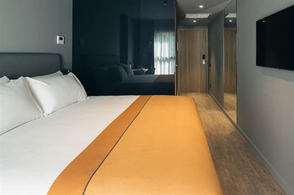 Yurbban Trafalgar Hotel 8