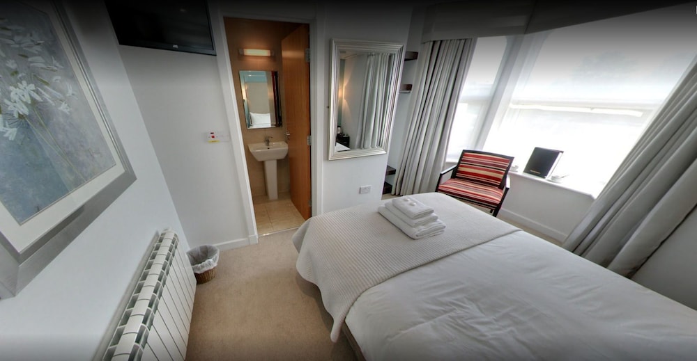 Mccaffertys Bar & Guest House 10
