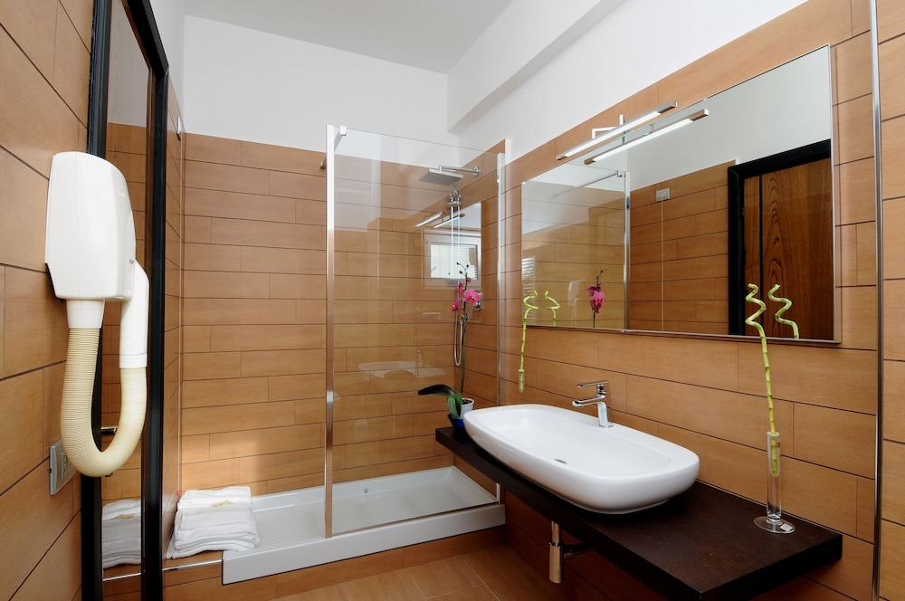 EH Hotels Suites 18