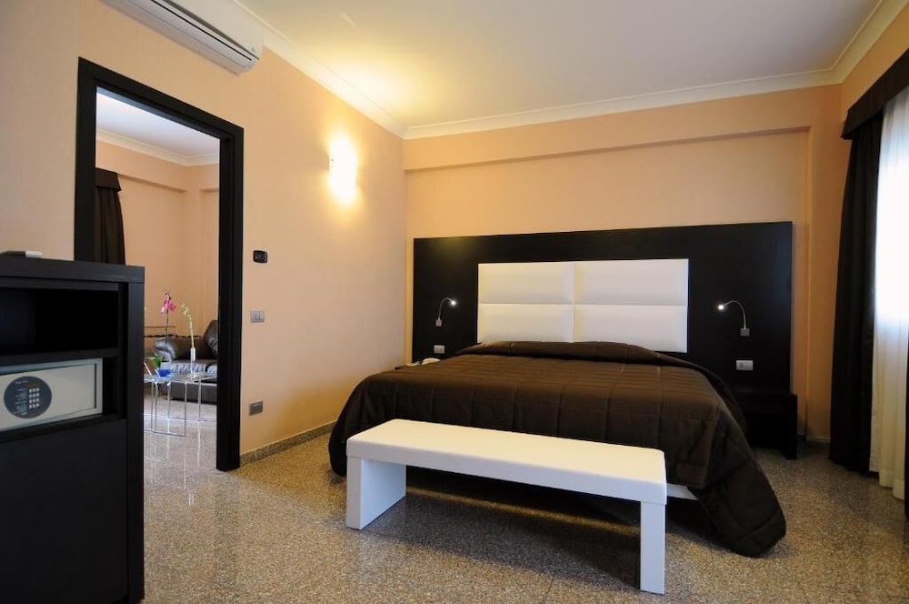 EH Hotels Suites 15