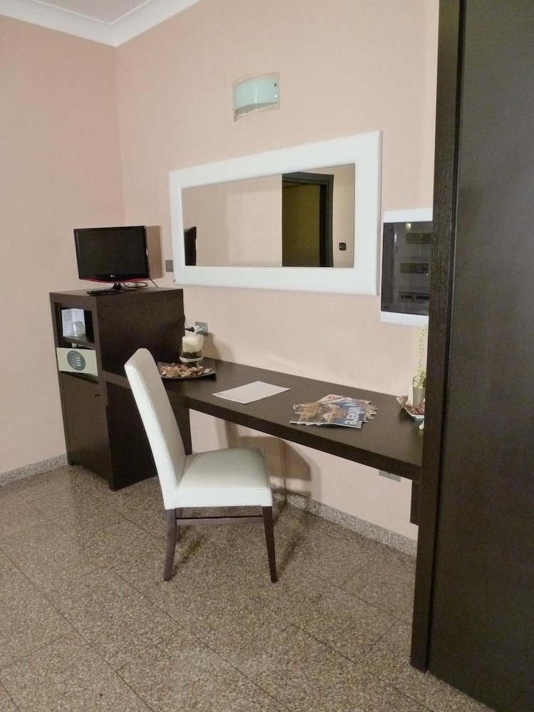 EH Hotels Suites 16