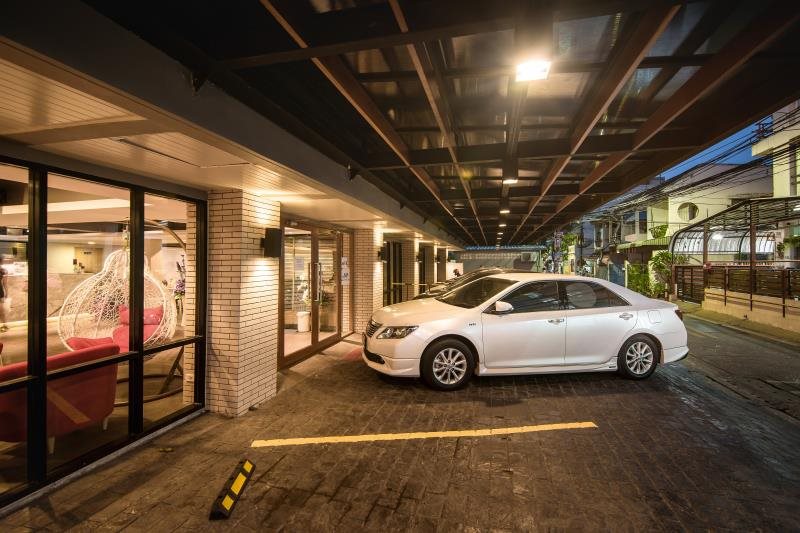 Ratchada Point Hotel 12