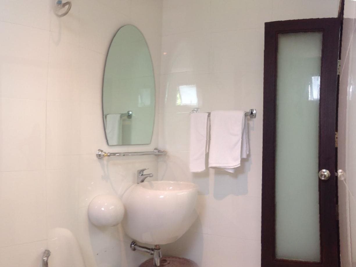 White House Asoke Sukhumvit 18 6